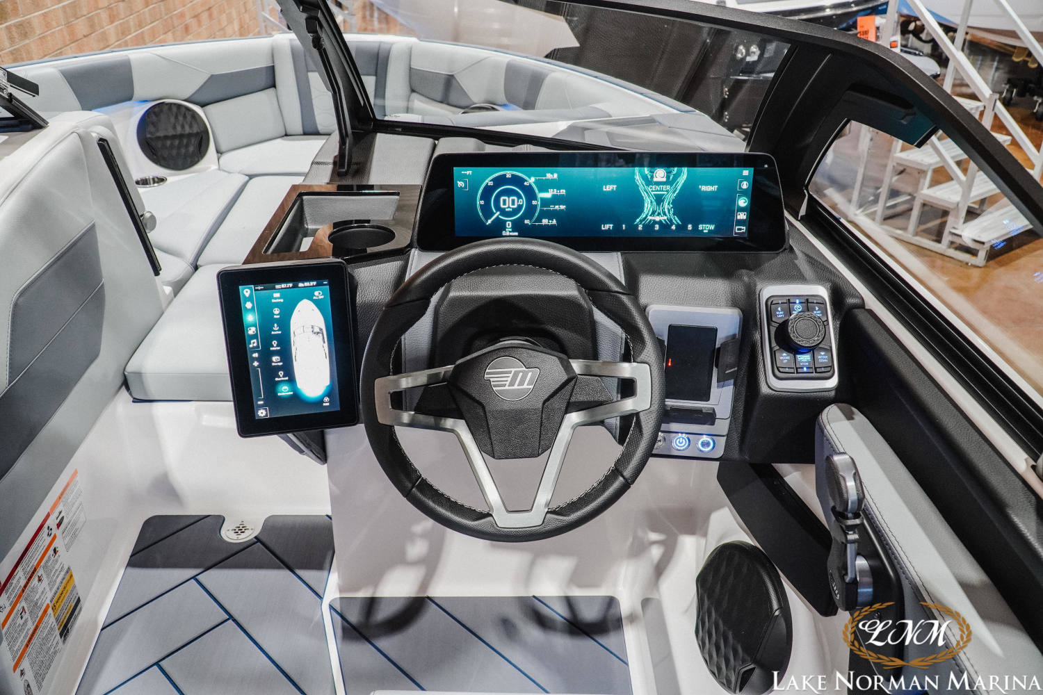 2027 Malibu 23 LSV