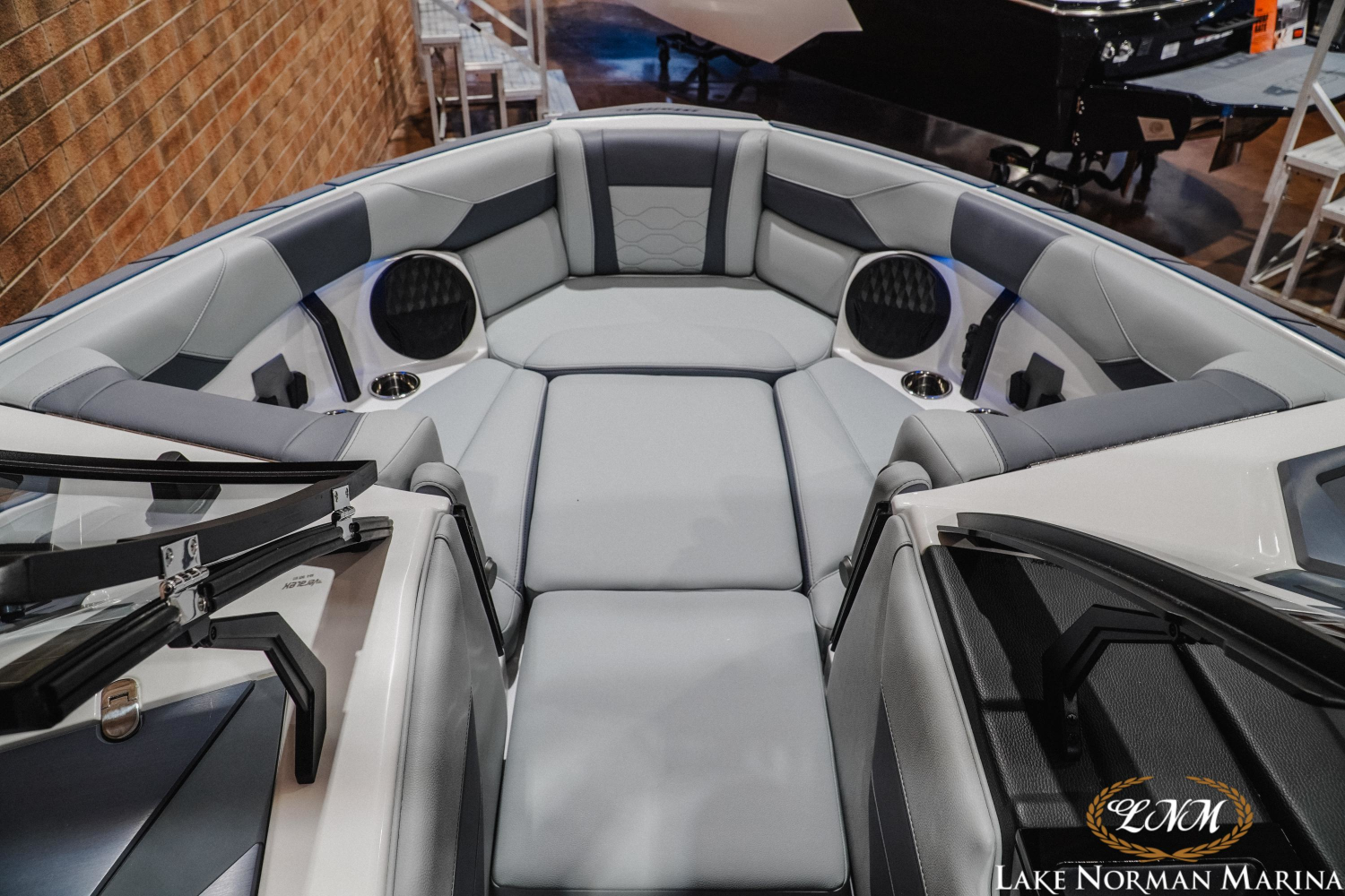 2027 Malibu 23 LSV
