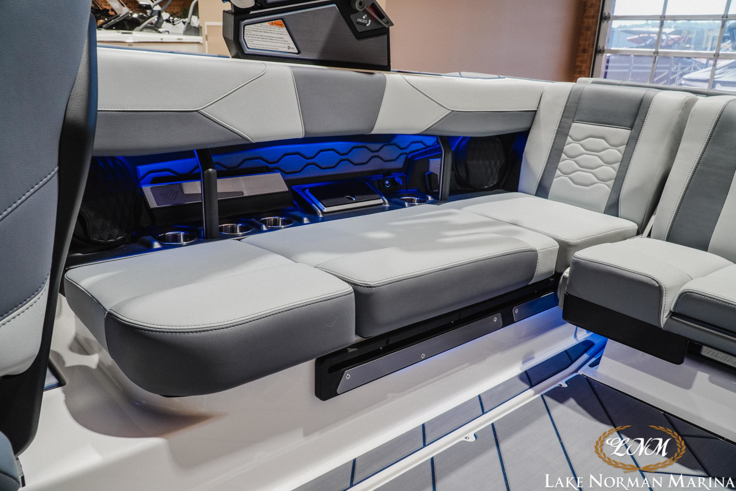 2027 Malibu 23 LSV