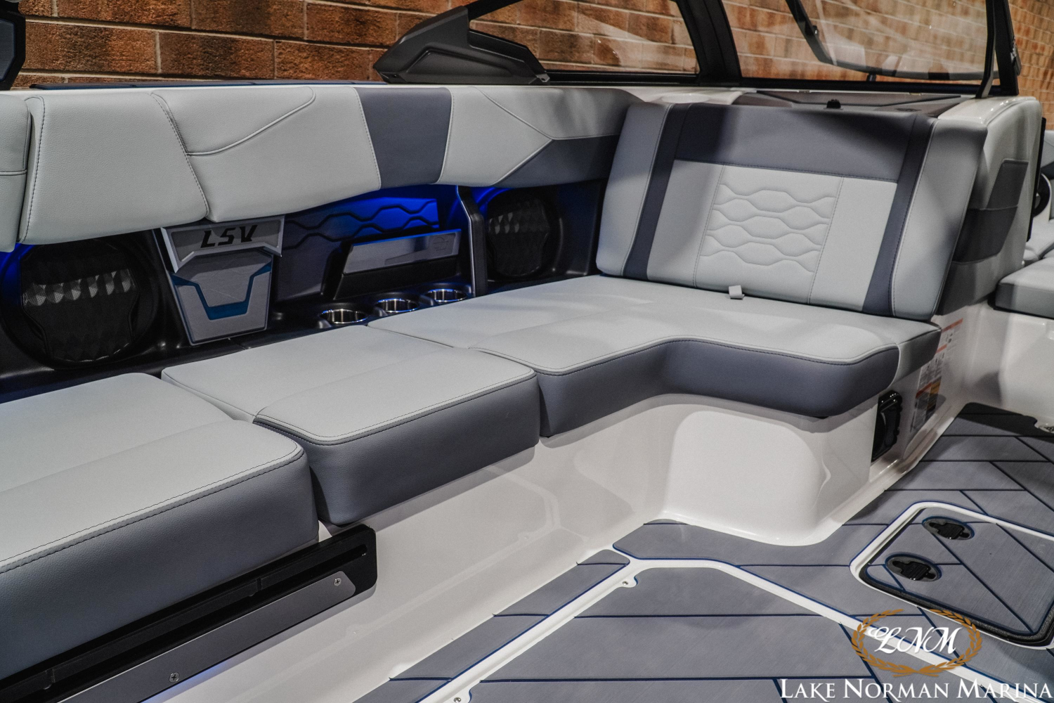 2027 Malibu 23 LSV