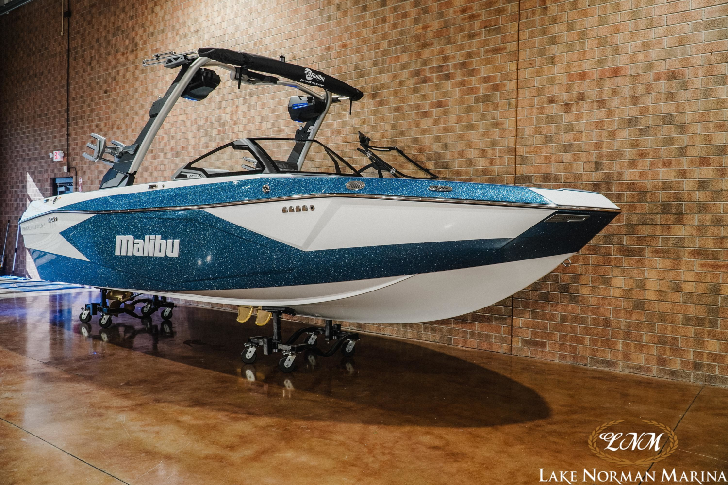 2027 Malibu 23 LSV