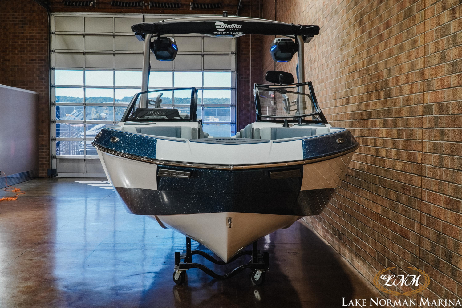 2027 Malibu 23 LSV
