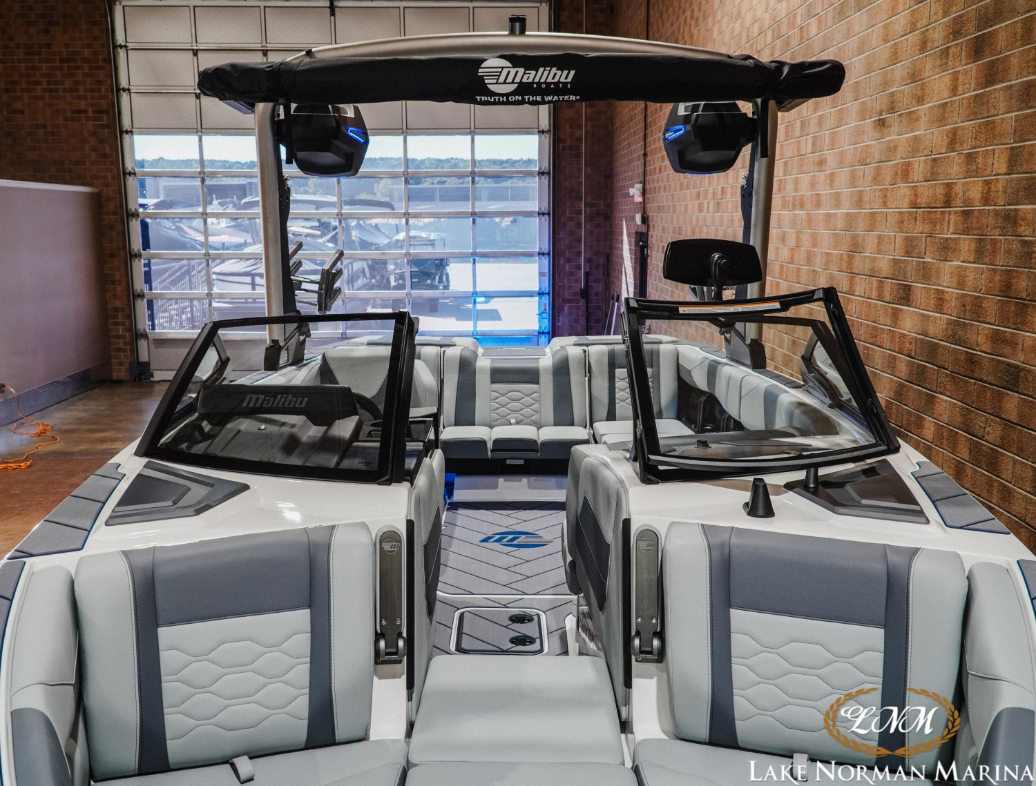 2027 Malibu 23 LSV