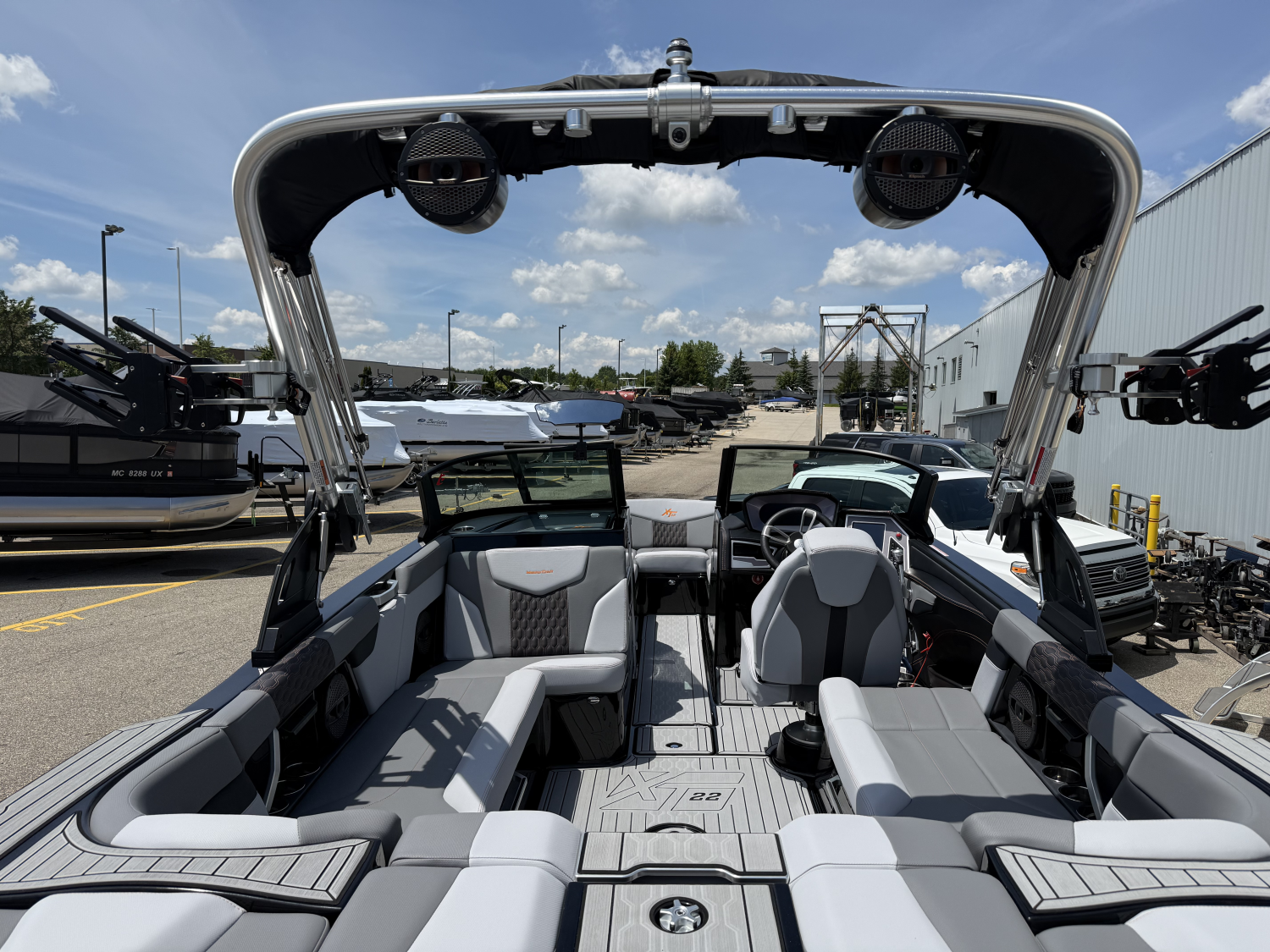 2023 MasterCraft XT22
