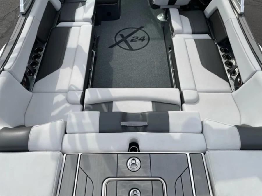 2021-mastercraft-x24-148043-image10