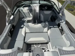 2027-mastercraft-xt23-148107-image10.webp