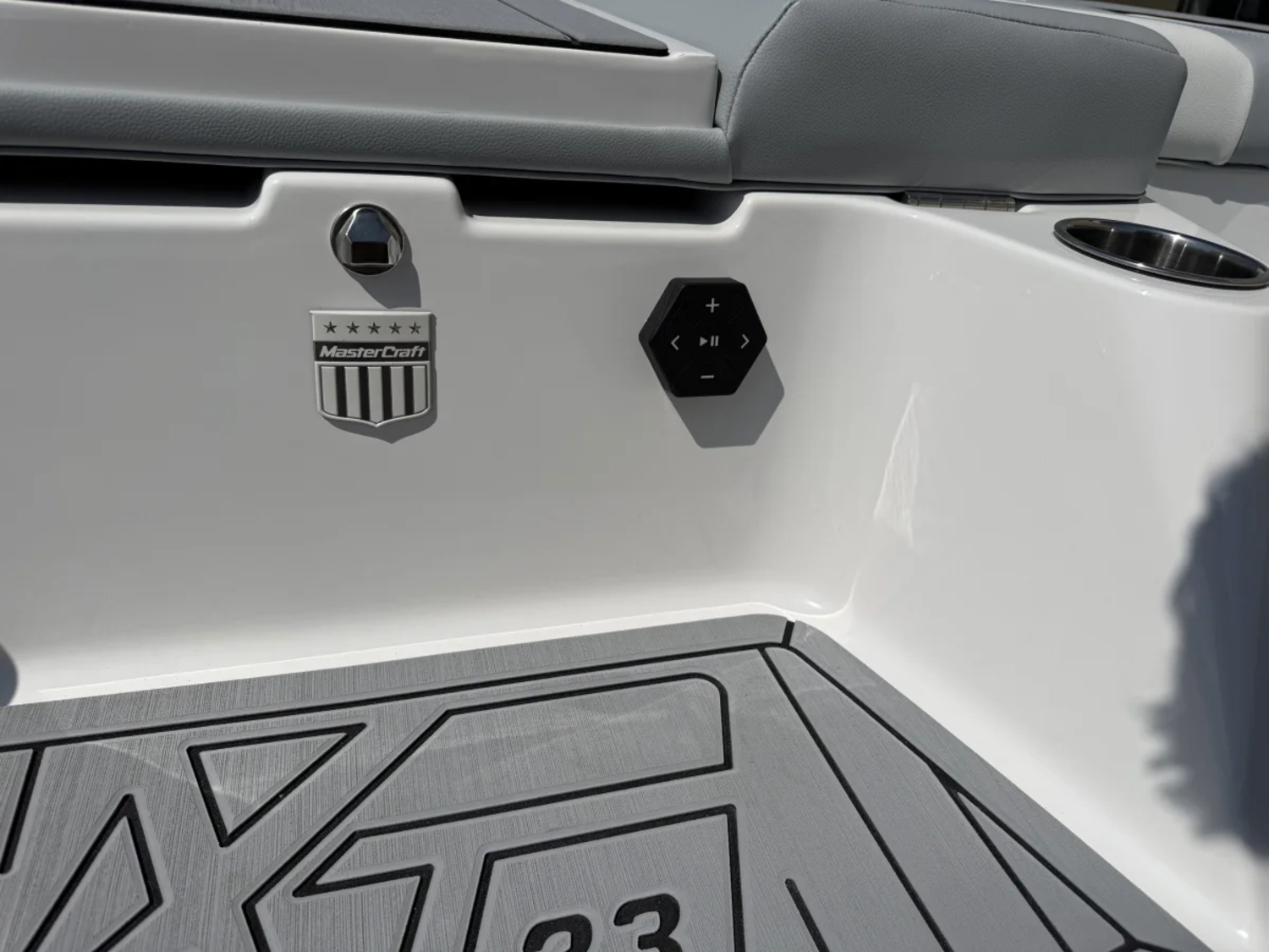 2027 MasterCraft XT23