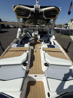 2027-mastercraft-x23-148112-image7.webp