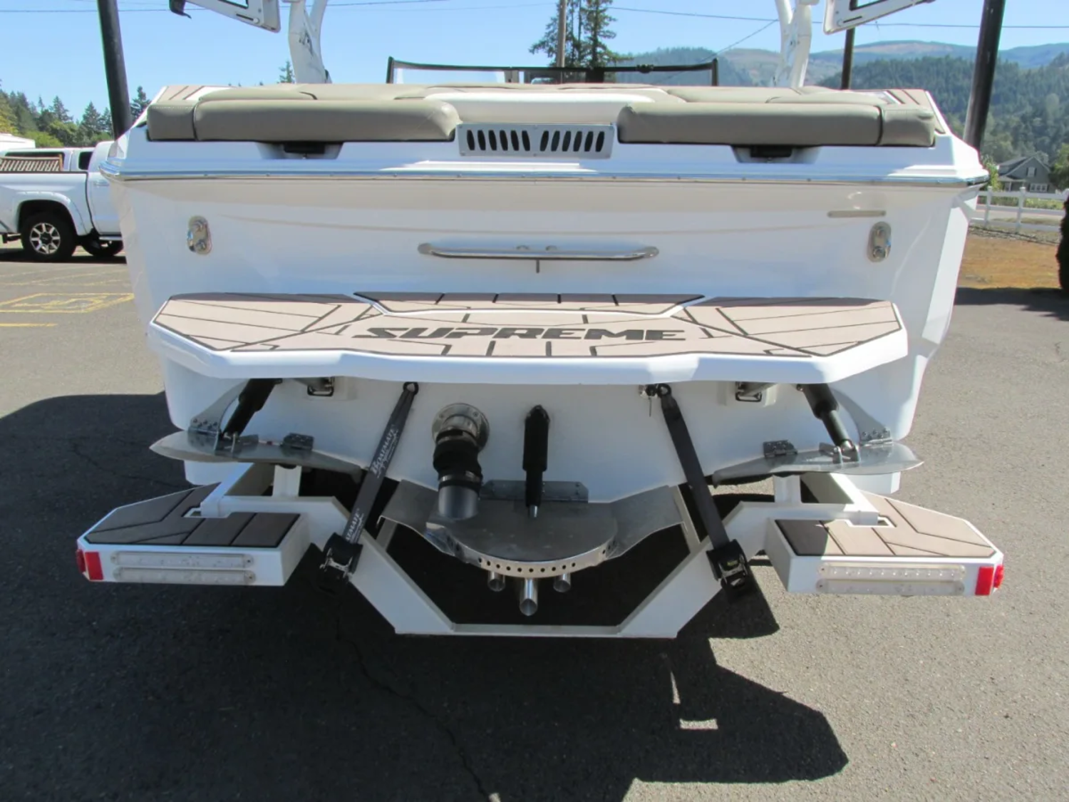 2022 Supreme Boats S220 Wakesurf V-Drive Low Hours 