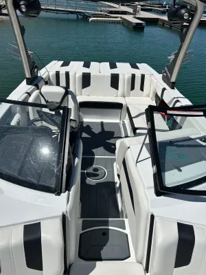 2025-malibu-21-lx-148807-image2.webp