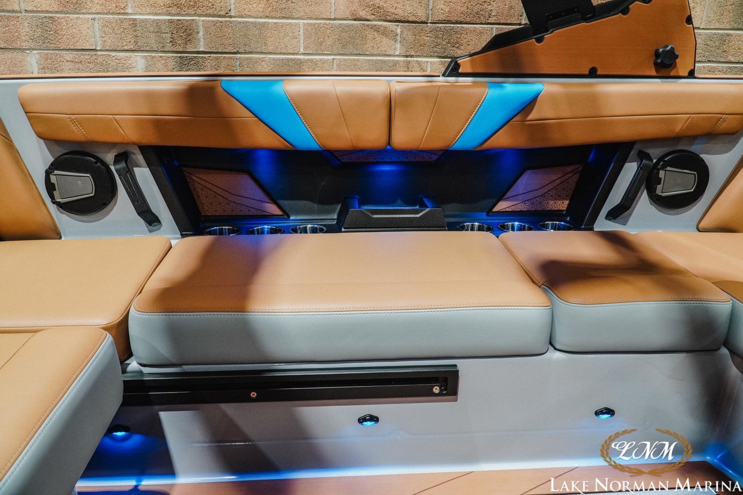 2027 Axis T220