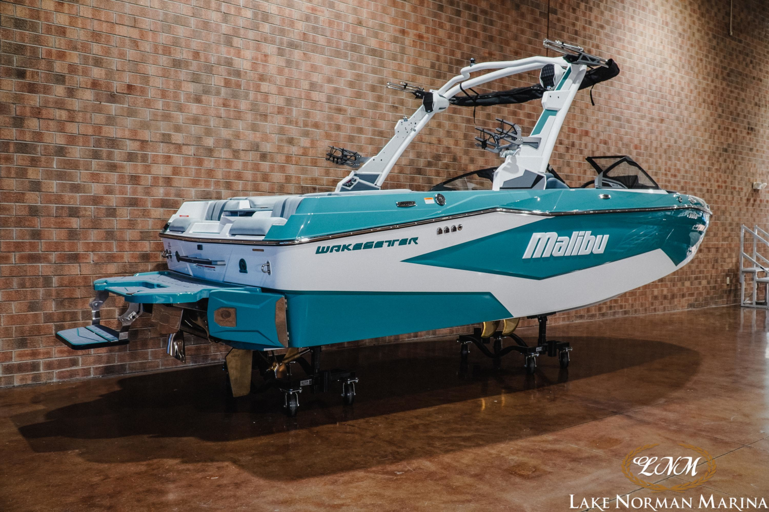 2027 Malibu 22 LSV