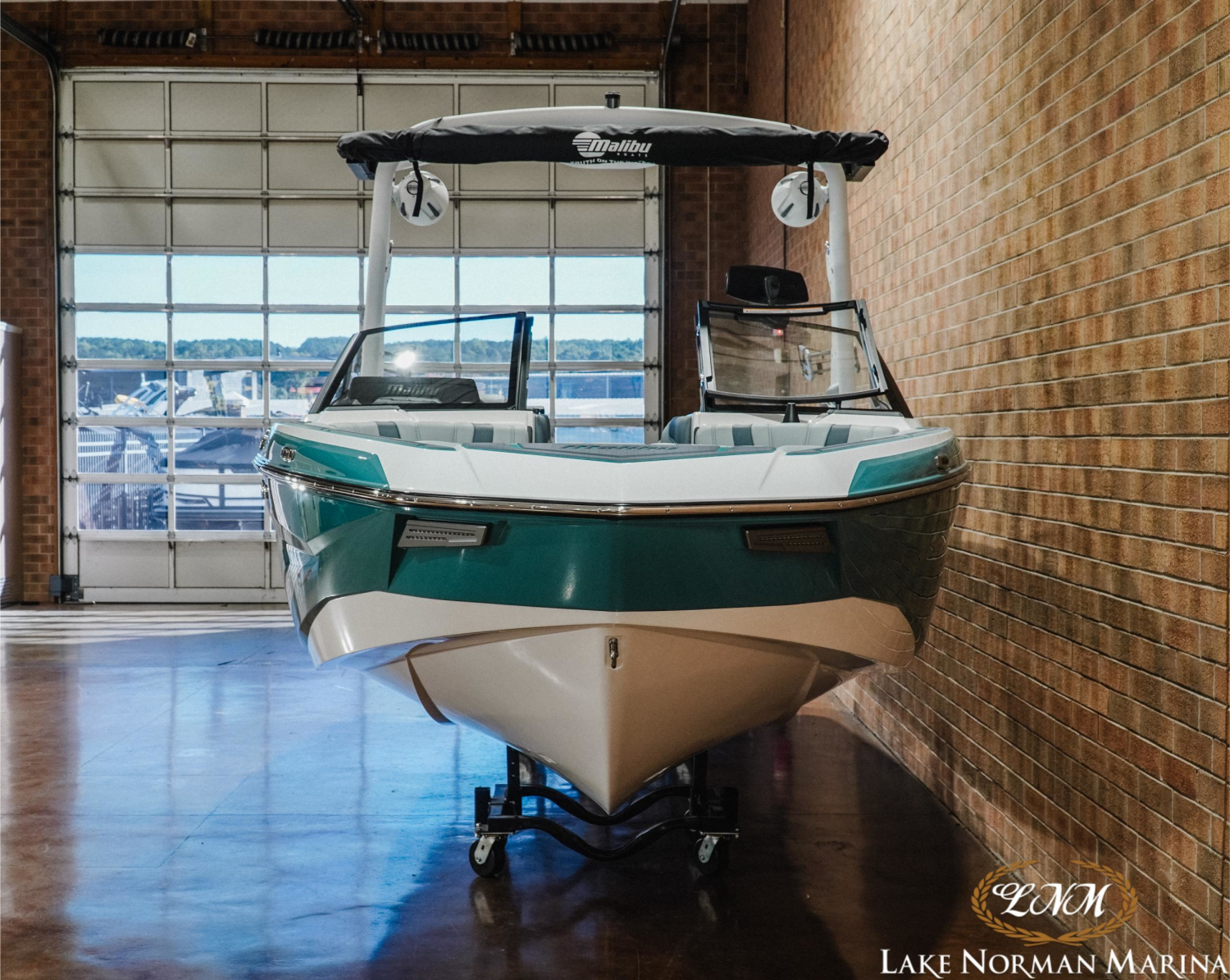 2027 Malibu 22 LSV