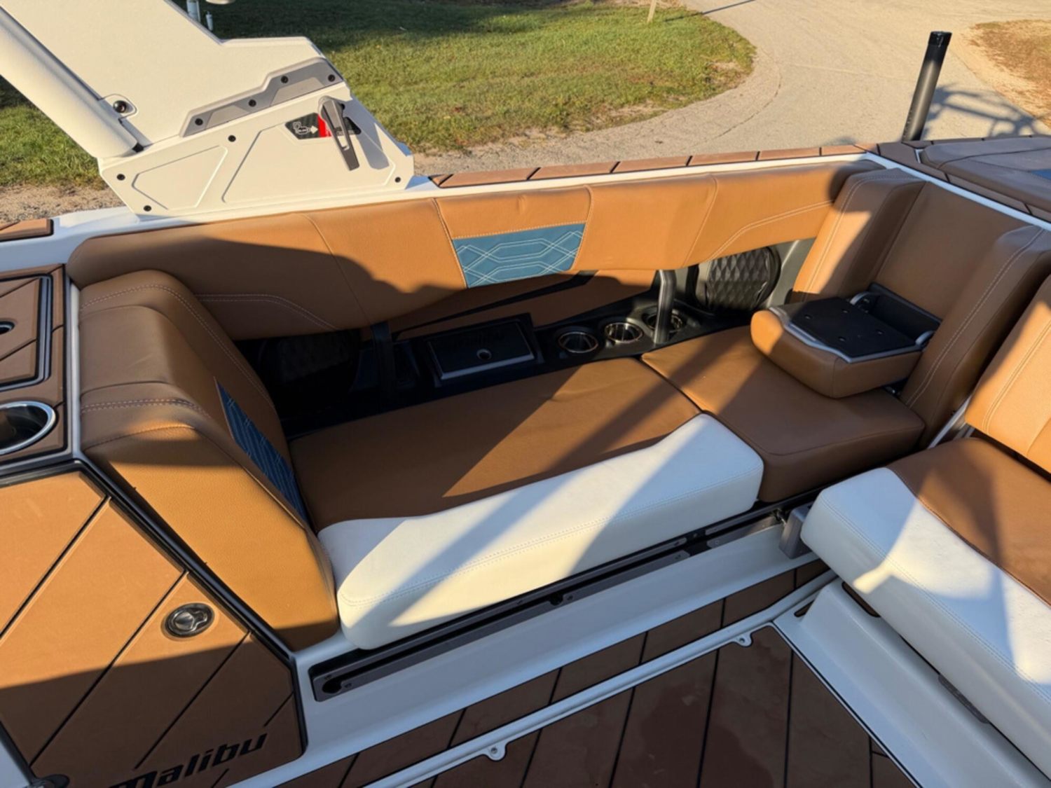 2022 Malibu Boats 25 LSV