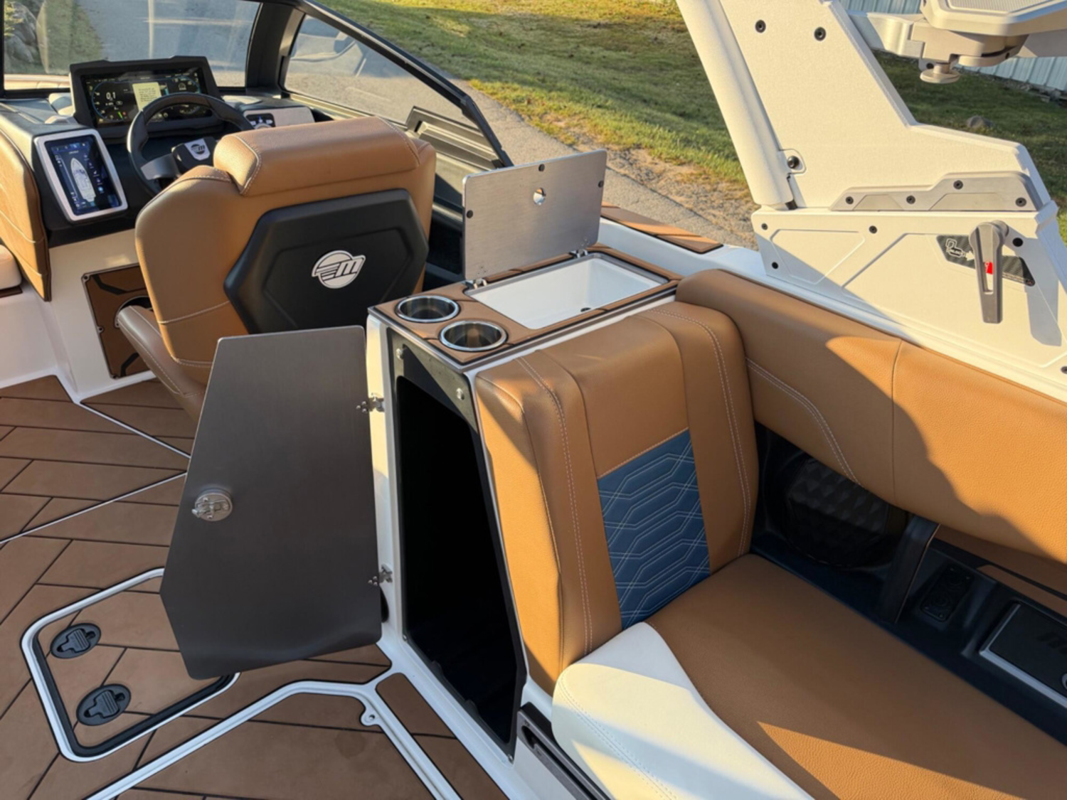 2022 Malibu Boats 25 LSV