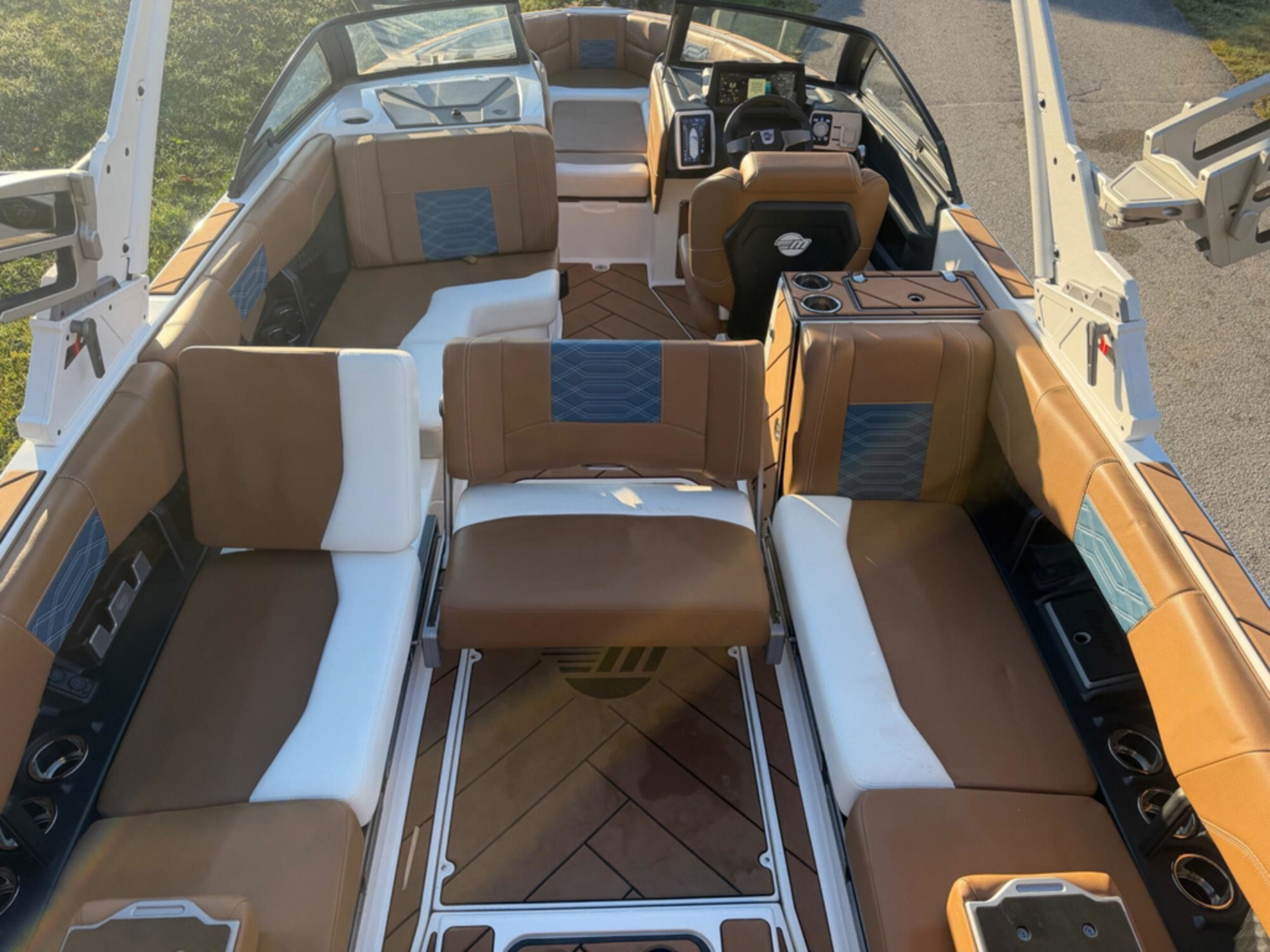 2022 Malibu Boats 25 LSV