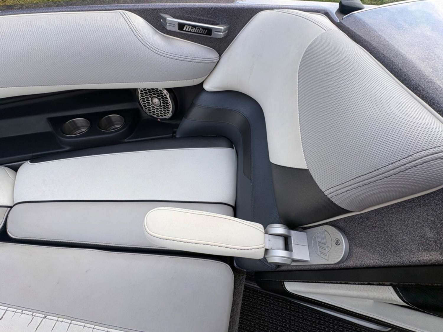 2016 Malibu Boats 23 LSV