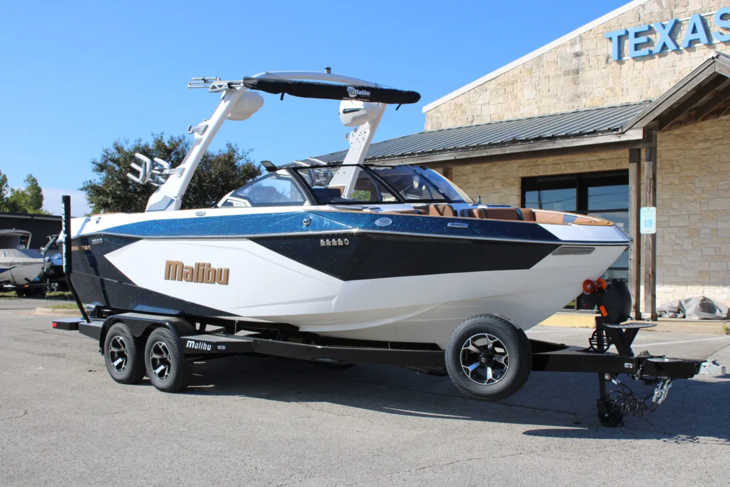 2027 Malibu 23 LSV