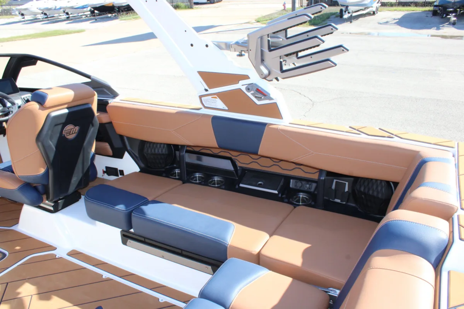 2027 Malibu 23 LSV