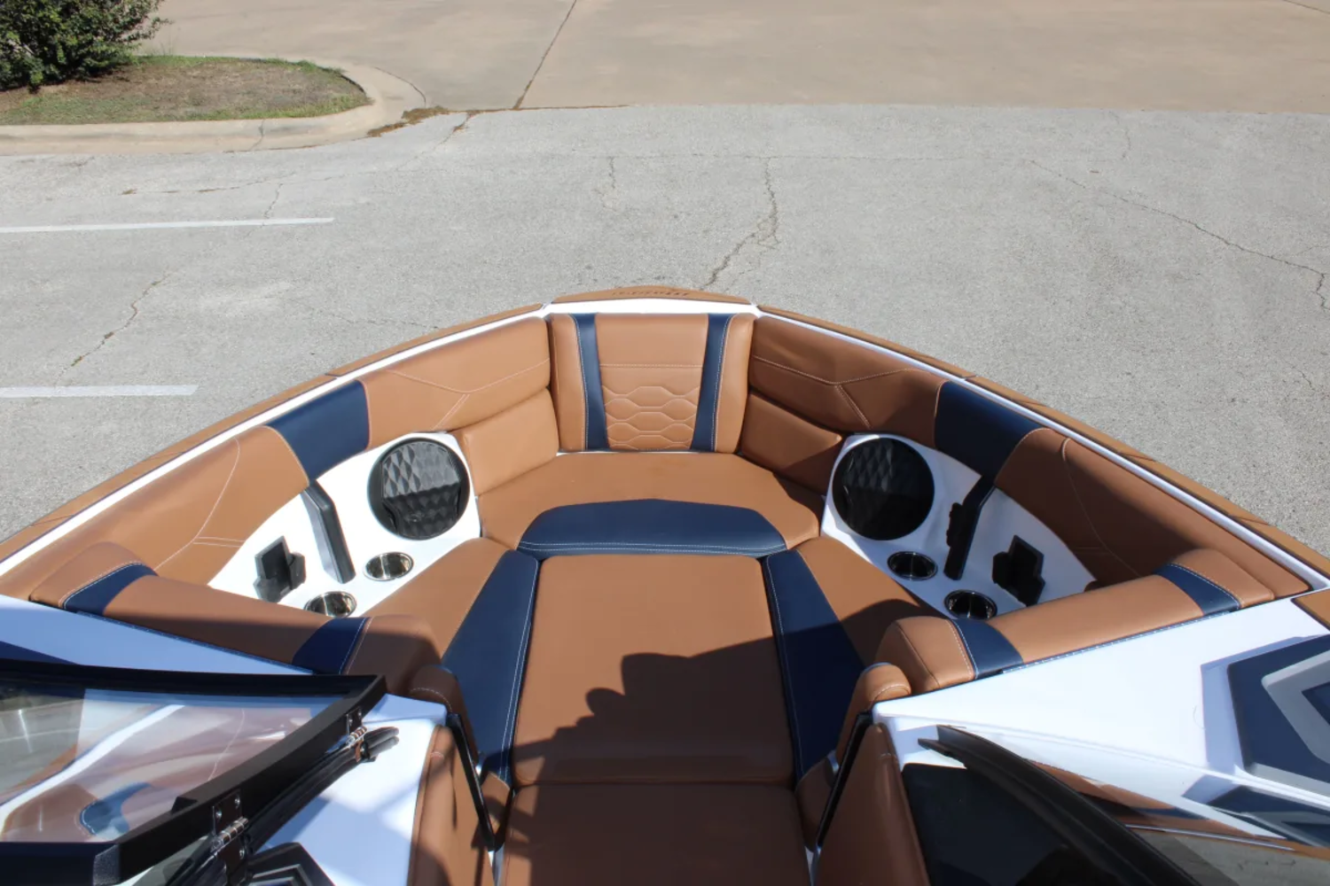 2027 Malibu 23 LSV