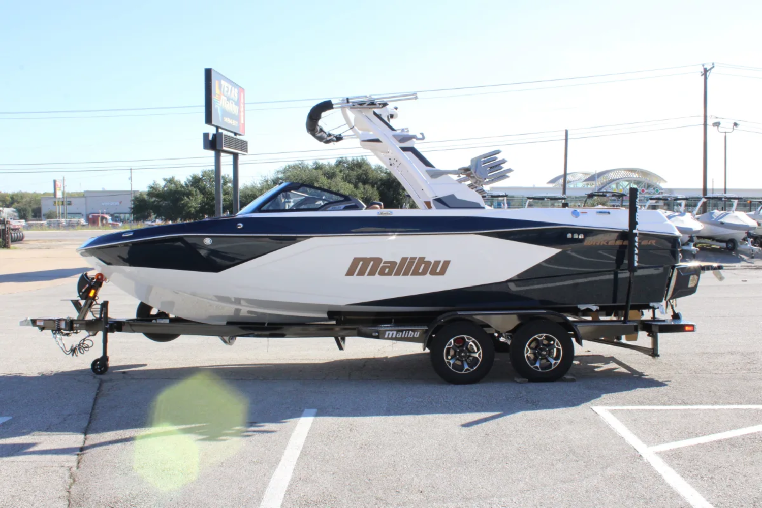 2027 Malibu 23 LSV