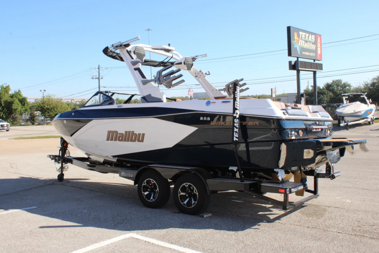 2027 Malibu 23 LSV