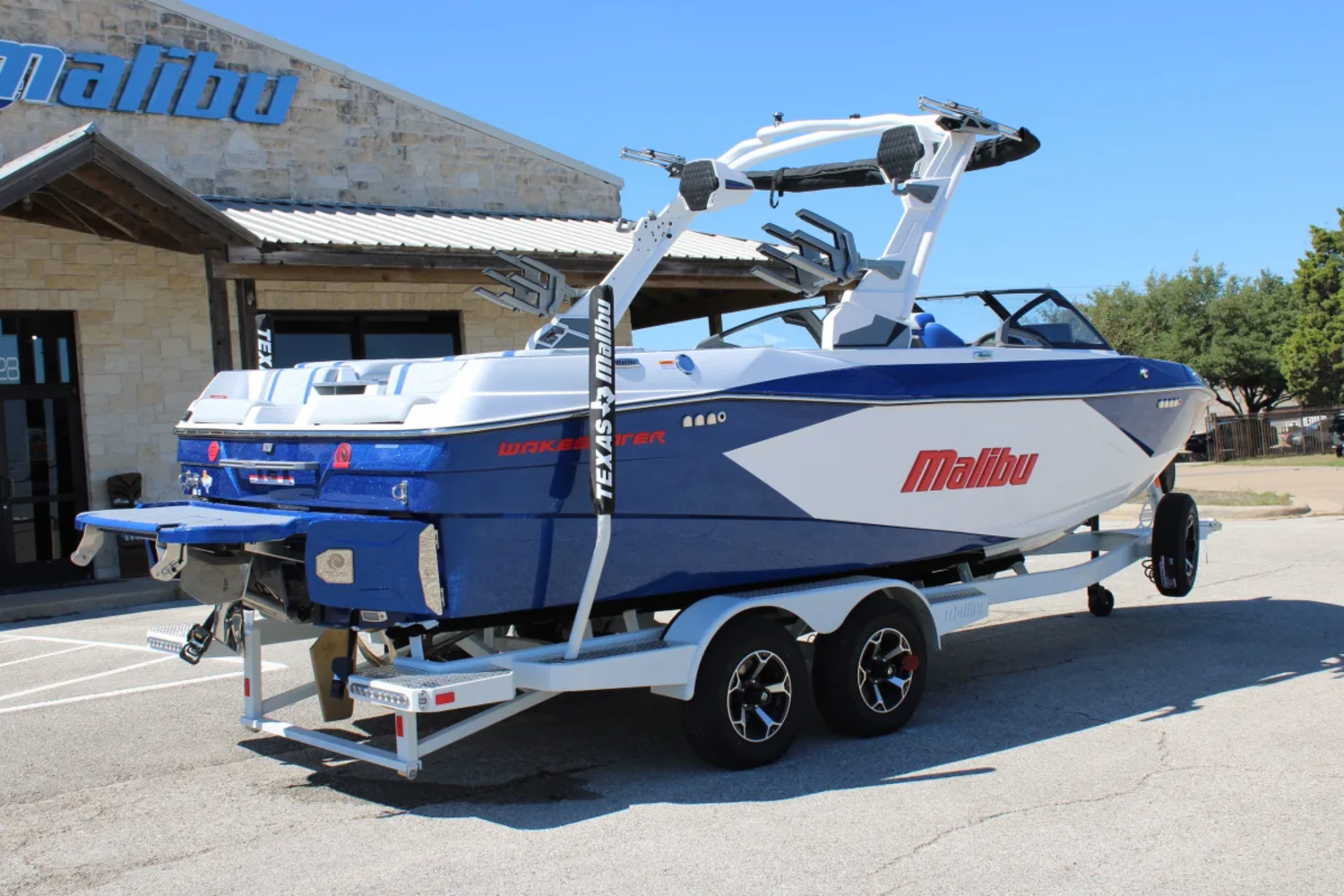 2027 Malibu 23 LSV