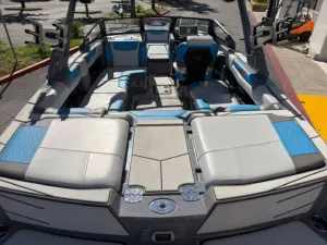 2021 Malibu M220 Icon