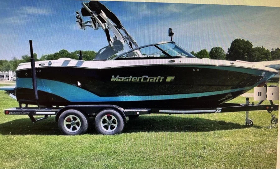 2017-mastercraft-xt21-147221-image17