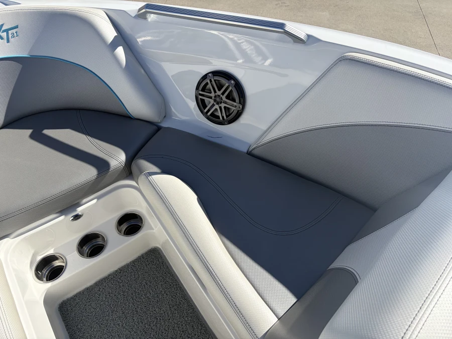 2017-mastercraft-xt21-147221-image4