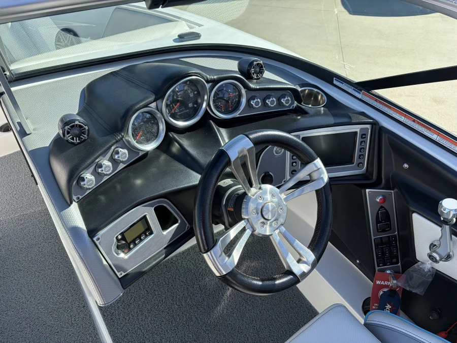 2017-mastercraft-xt21-147221-image7