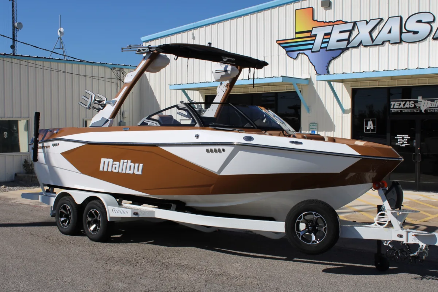 2027 Malibu 23 LSV