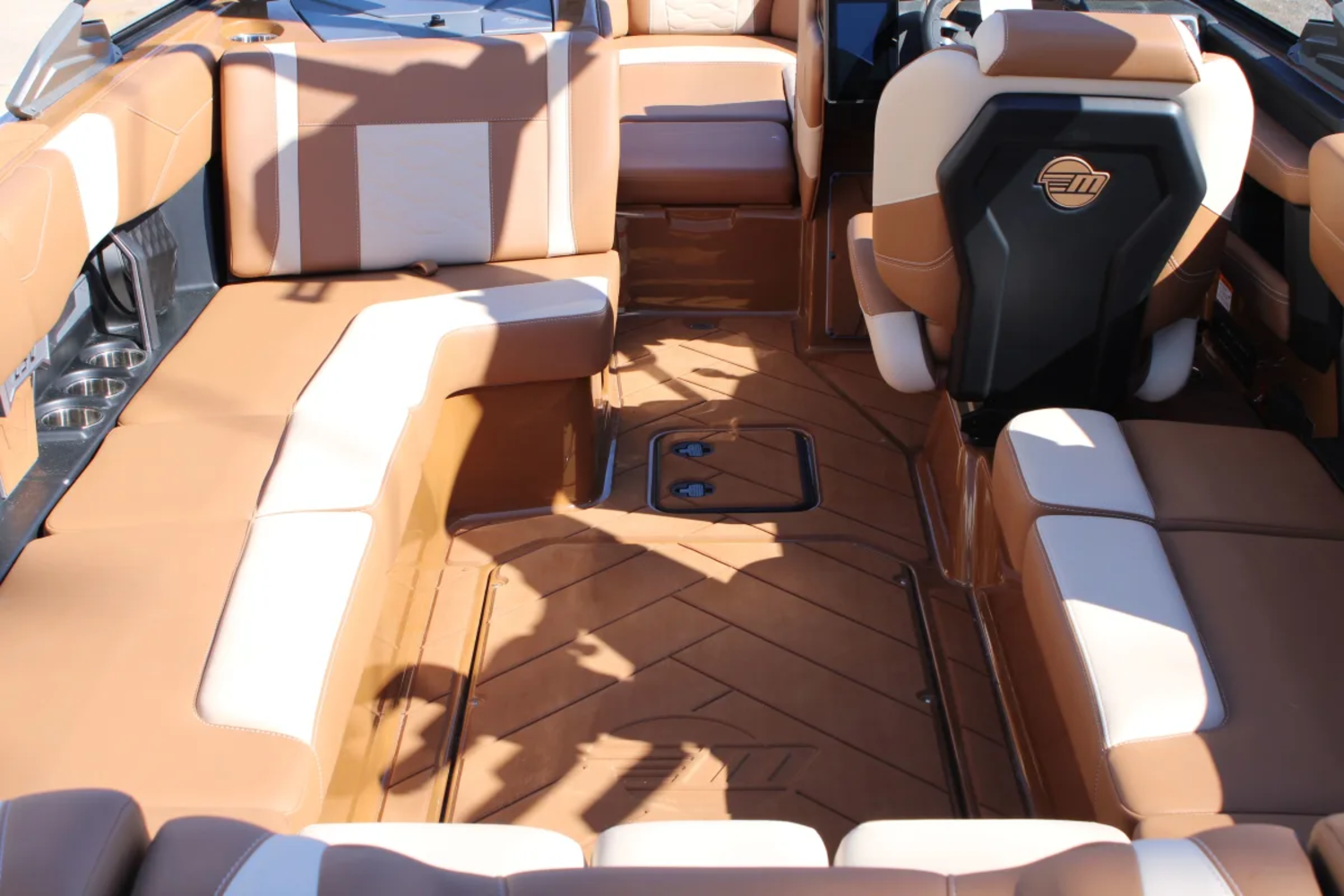 2027 Malibu 23 LSV