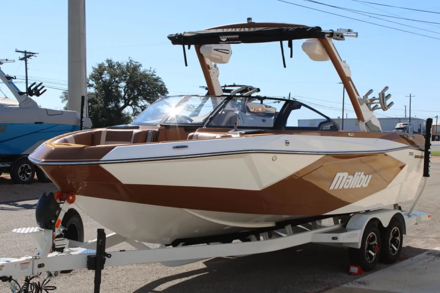 2027-malibu-wakesetter-23-lsv-147238-image3.webp