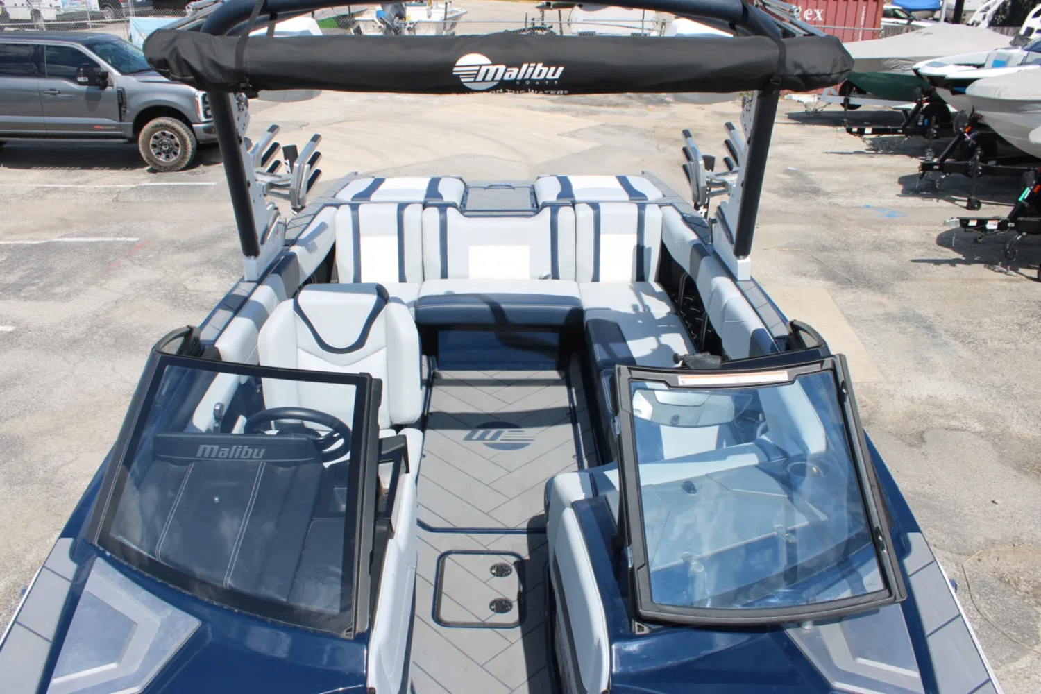 2025 Malibu 23 LSV