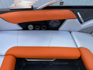 2014-mastercraft-x2-124330-image15