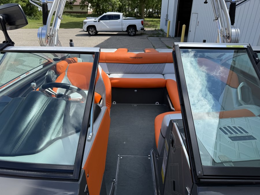 2014-mastercraft-x2-124330-image18