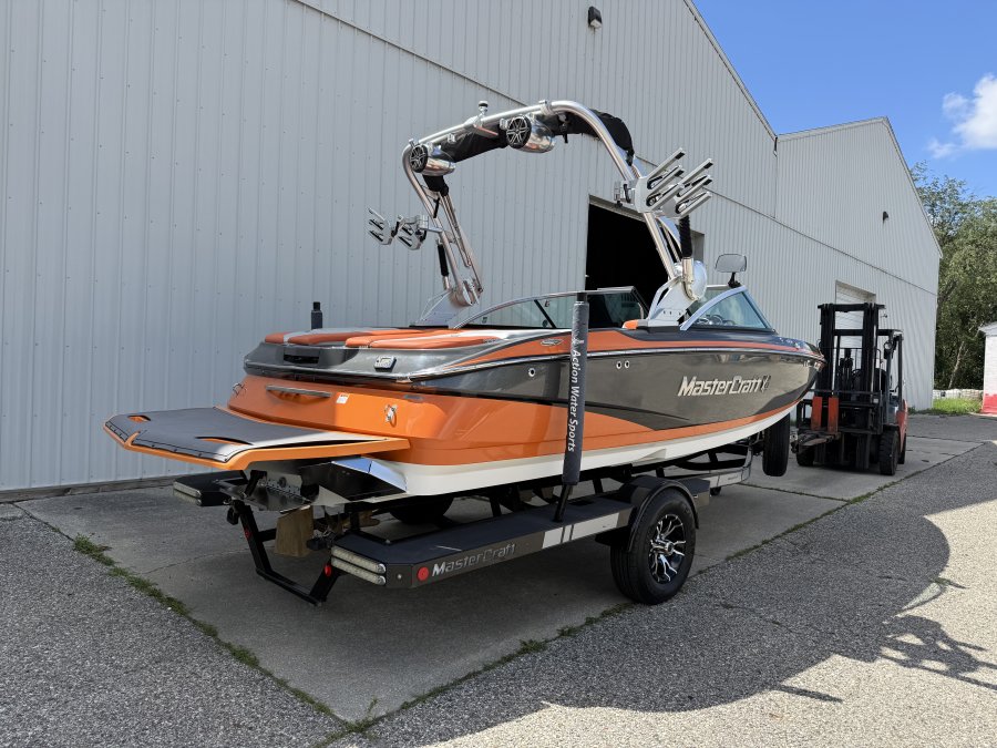 2014-mastercraft-x2-124330-image3
