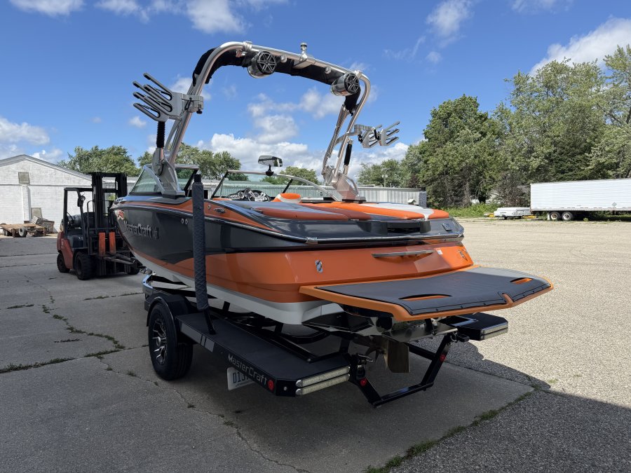 2014-mastercraft-x2-124330-image5