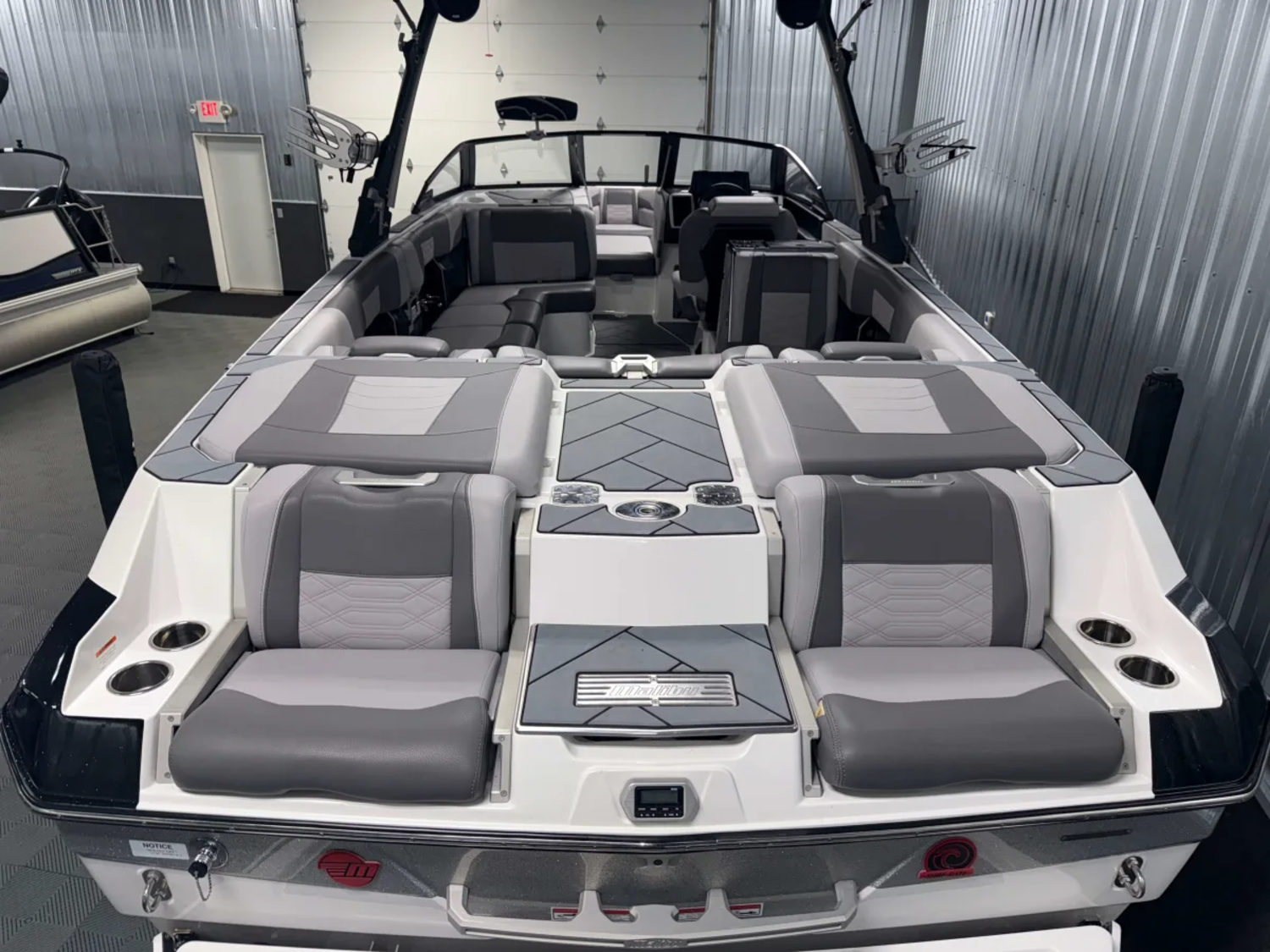 2022 Malibu 25 LSV