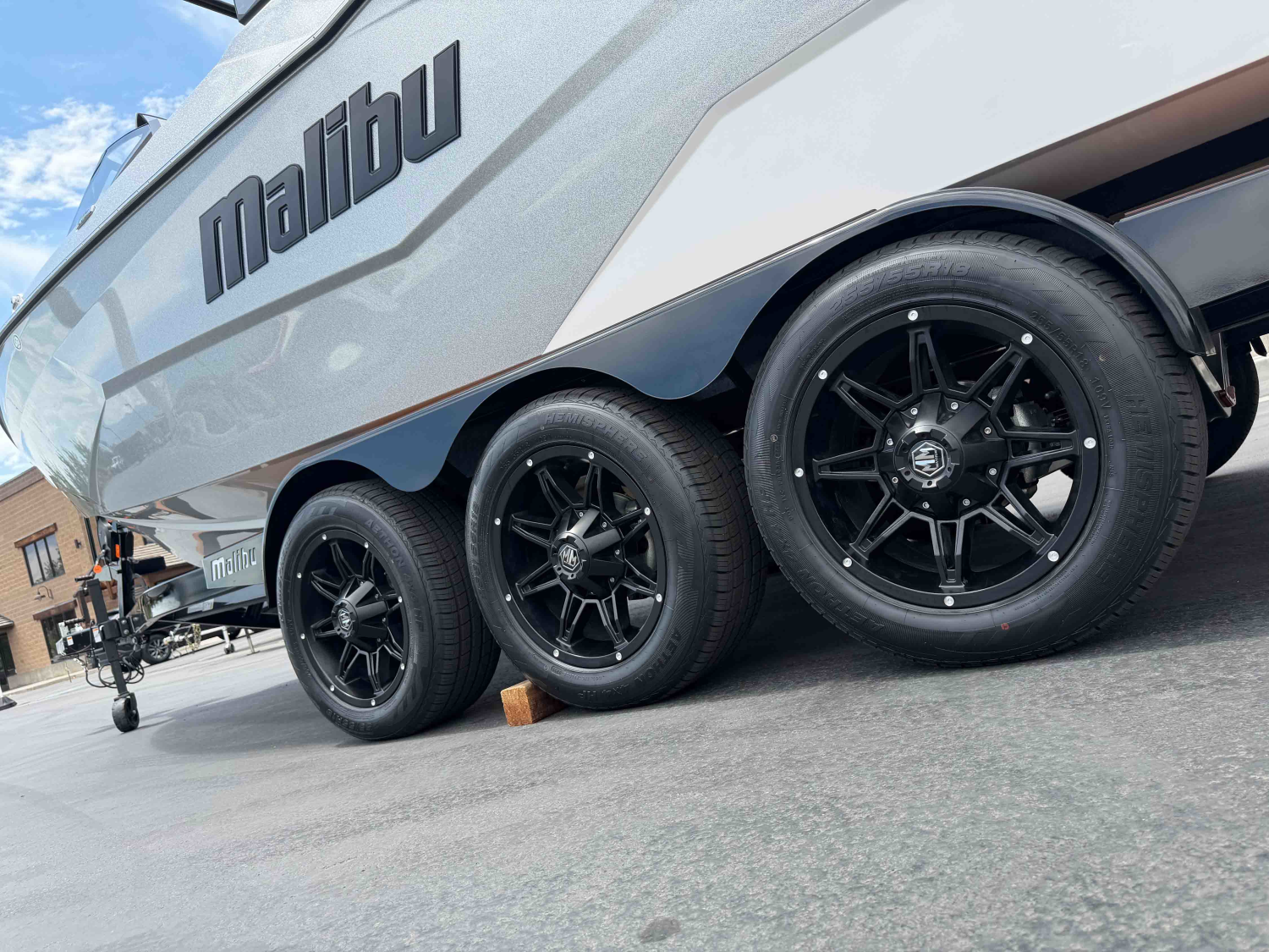 2026 Malibu Boats 25 LSV