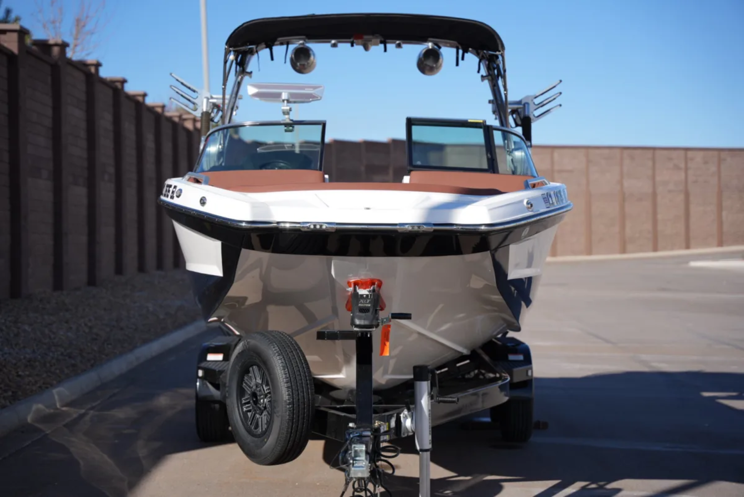 2019 MasterCraft XT22 - Newly listed - LOW HOURS!