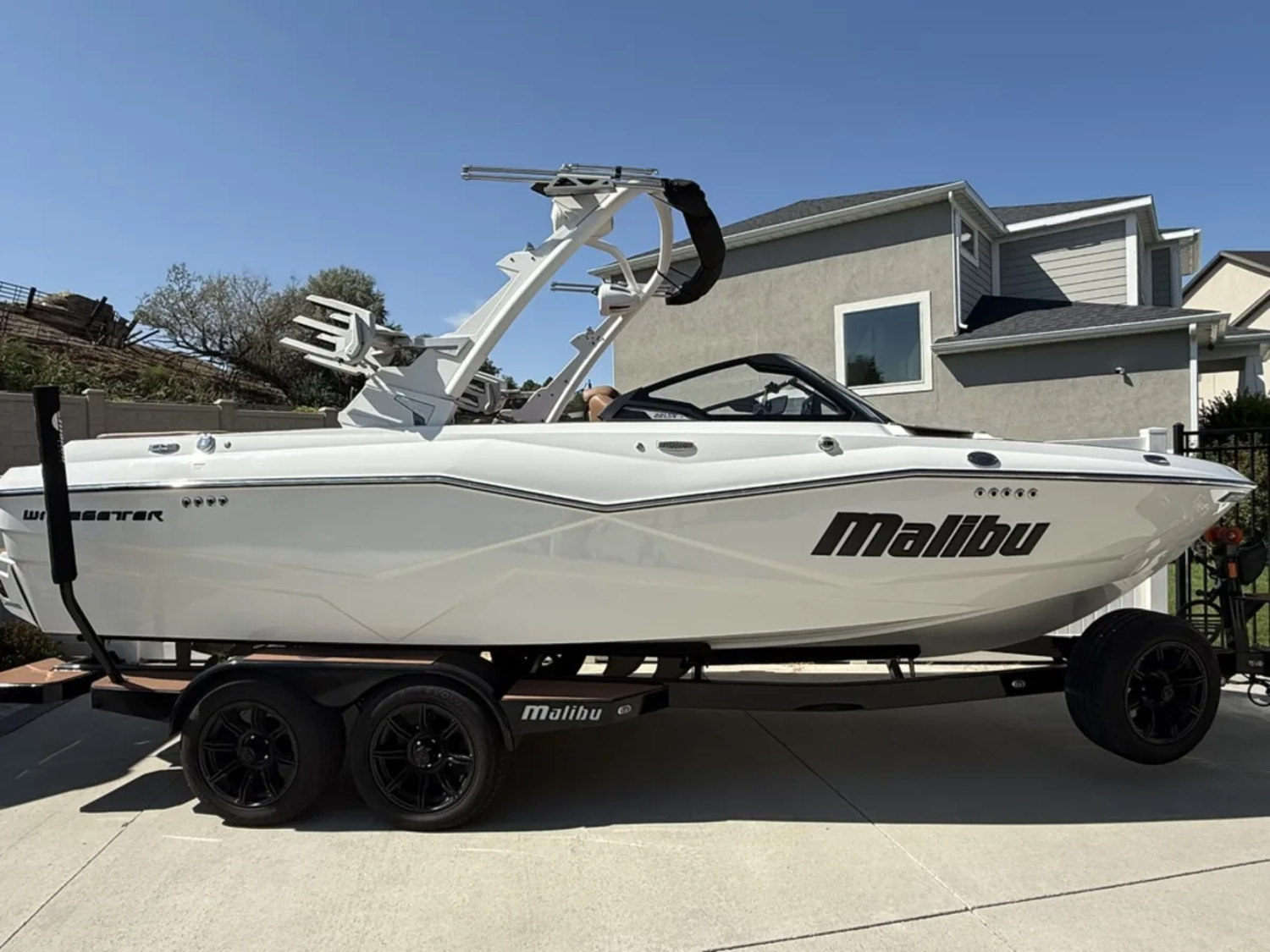 2024 Malibu 22' LSV wakesurf Boat Like New White