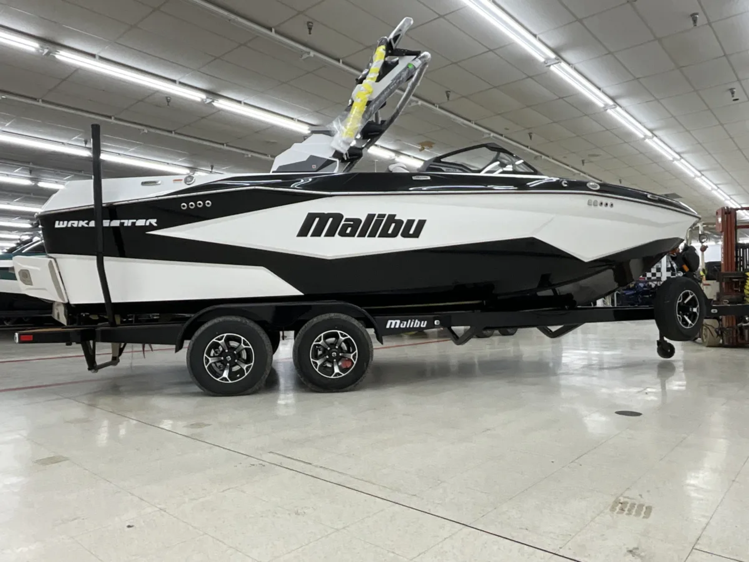 2026 MALIBU 22 LSV Wakesetter Diamond hull