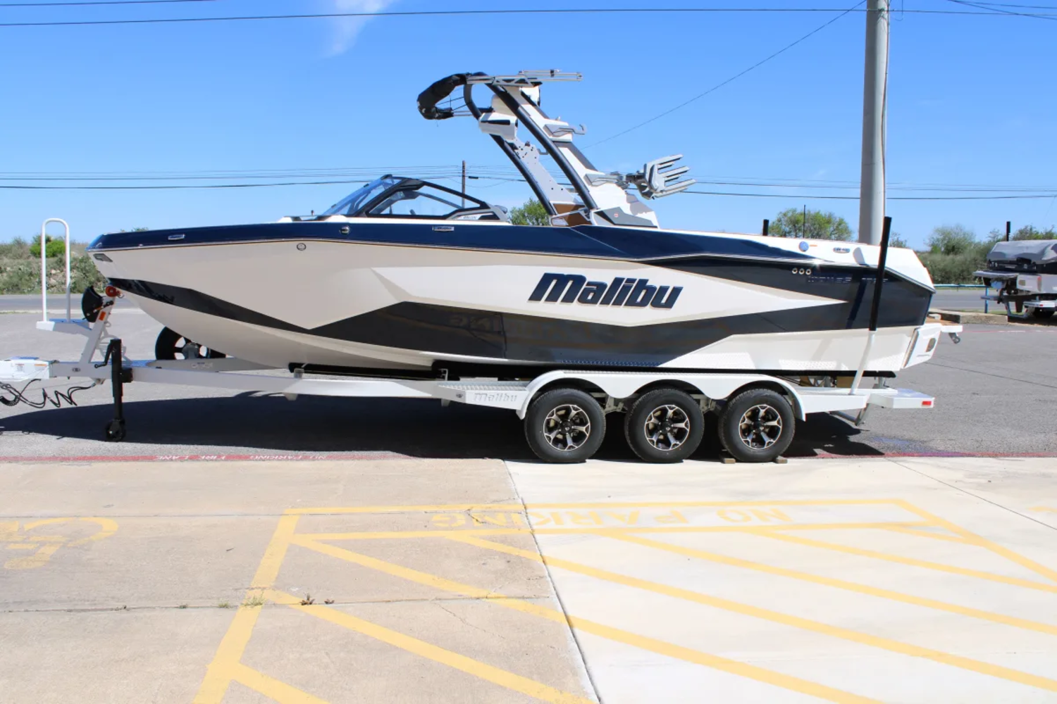 2026 Malibu 25 LSV