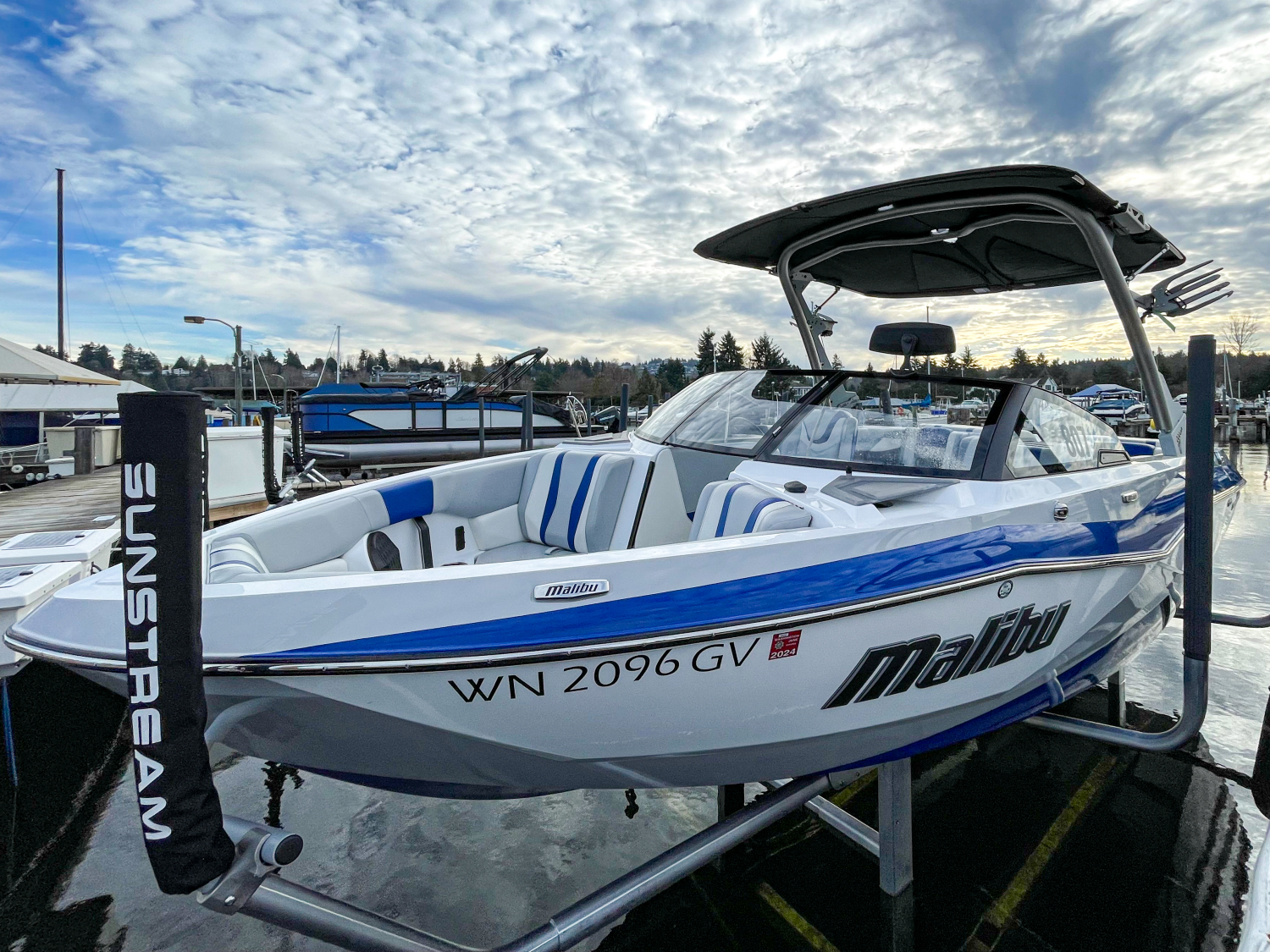 2023 Malibu 22 LSV