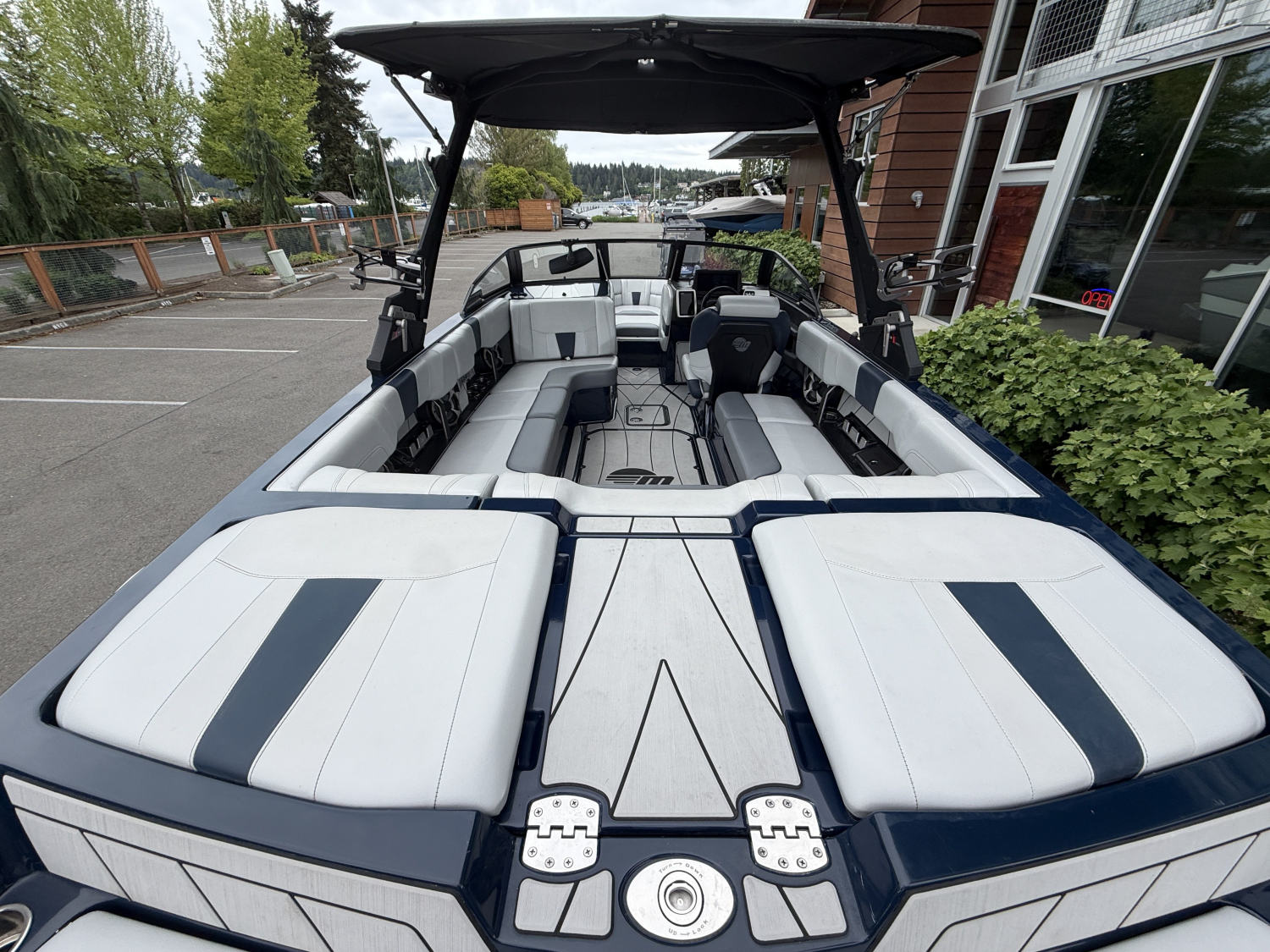 2021 Malibu 23 LSV
