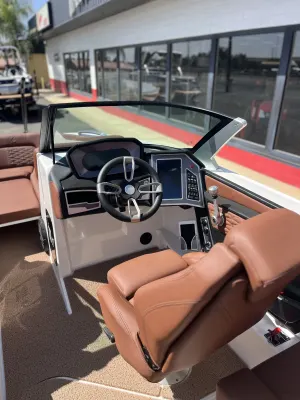 2023-mastercraft-x24-127475-image6_203438.webp