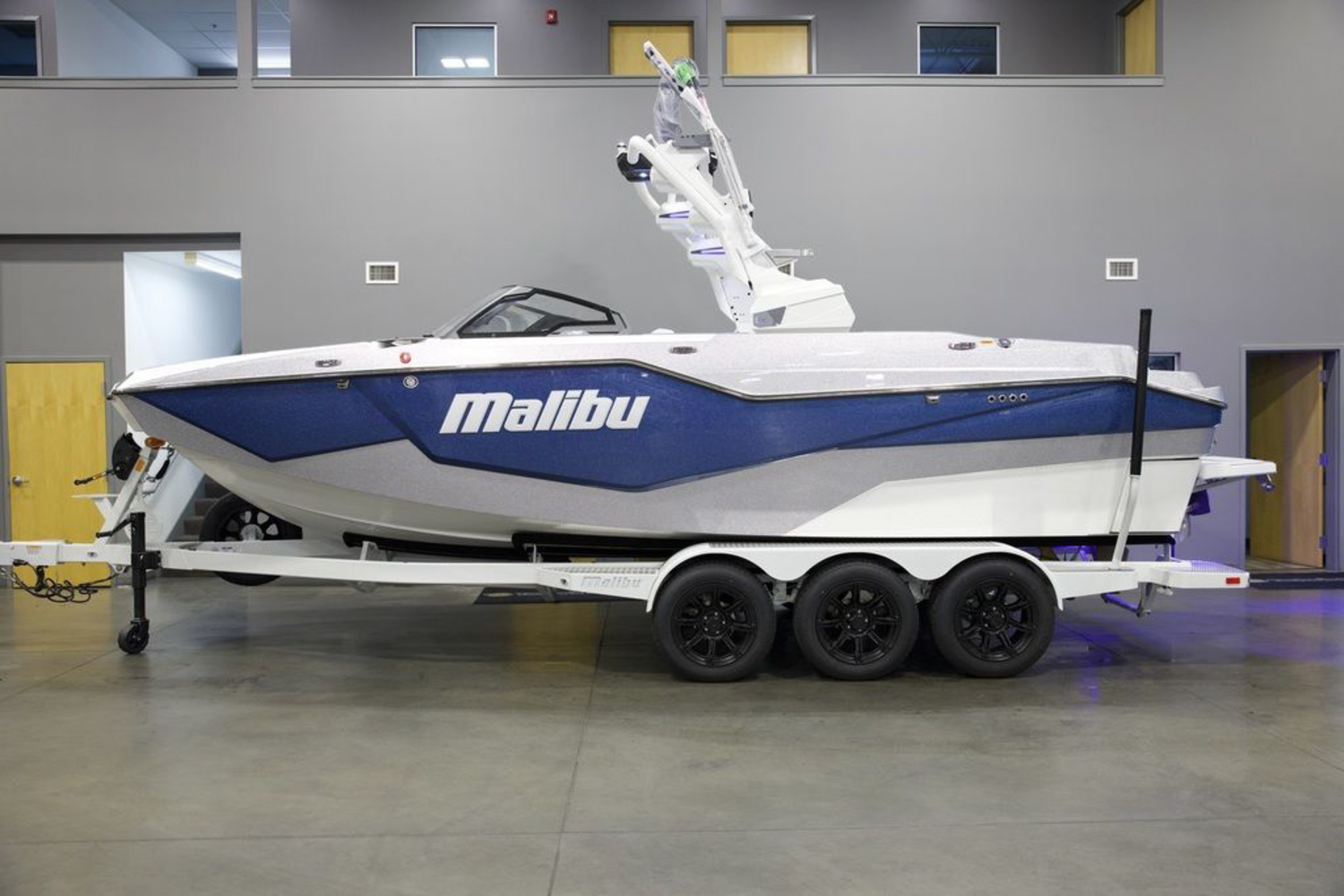 2025 Malibu Boats M242