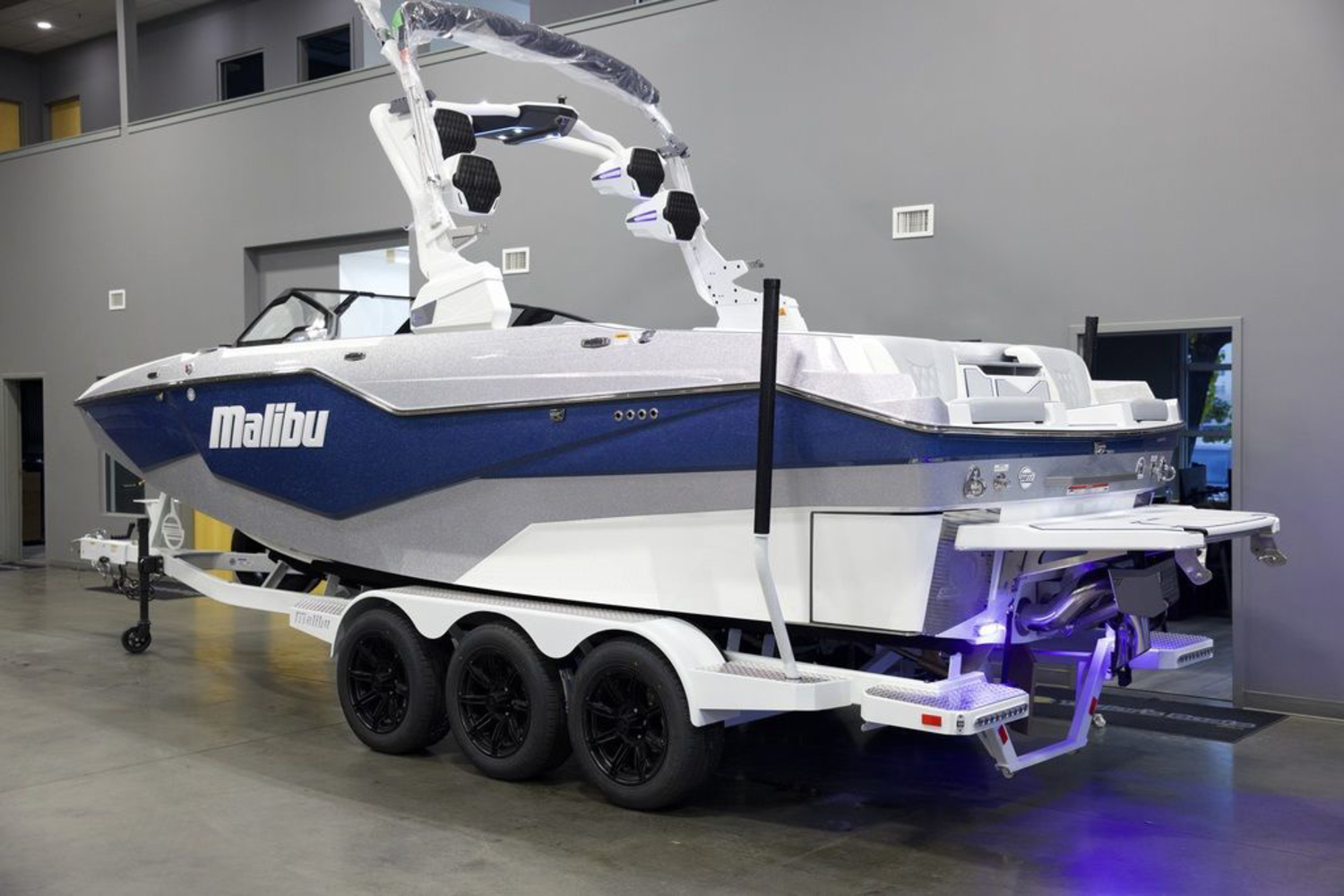 2025 Malibu Boats M242